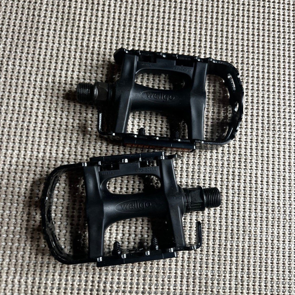 Wellgo M141 Black Bicycle Platform Pedals Aluminum Cage 9/16 MTB Road Hybrid